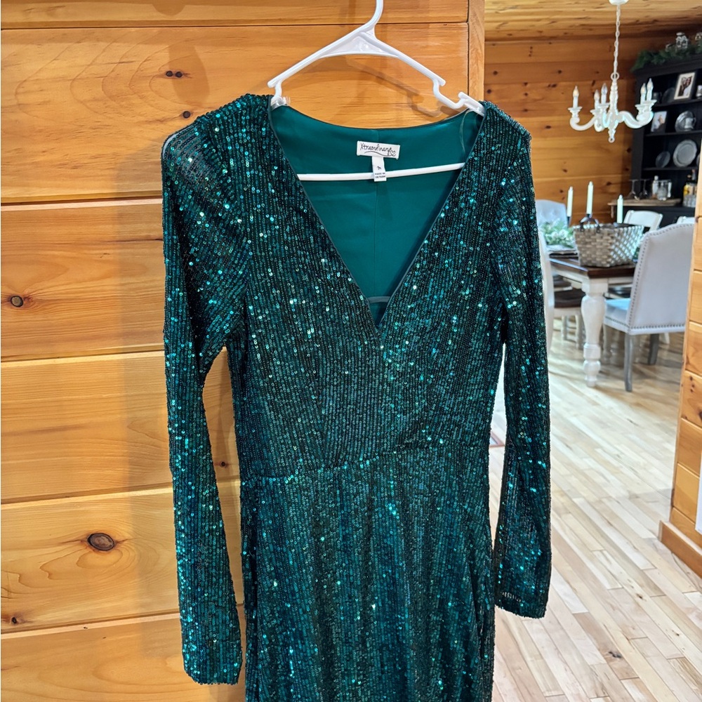 Beautiful holiday dress in sequined emerald size M worn once.